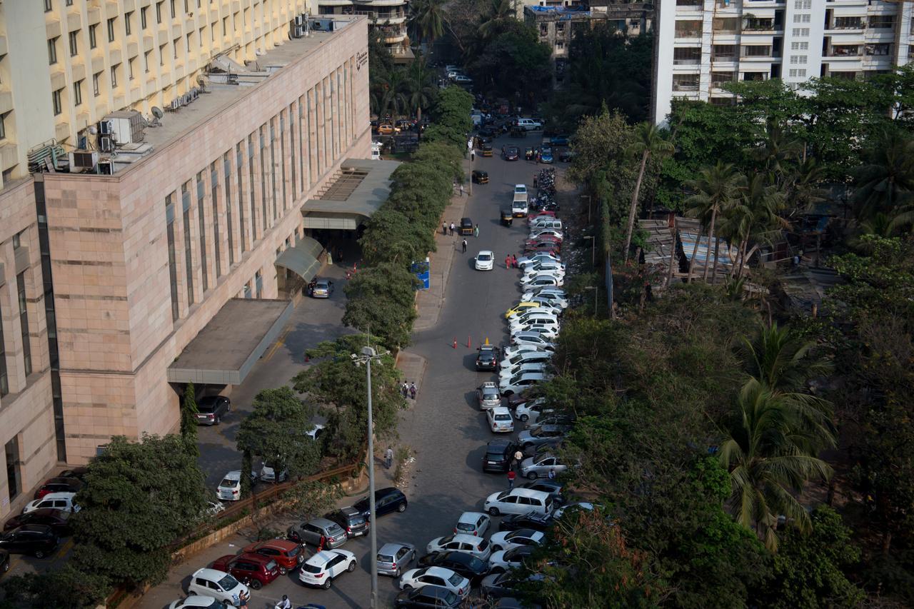 Aristo Room, - Near Kokilaben Dhirubai Ambani Hospital For Family Only, Bed & Breakfast