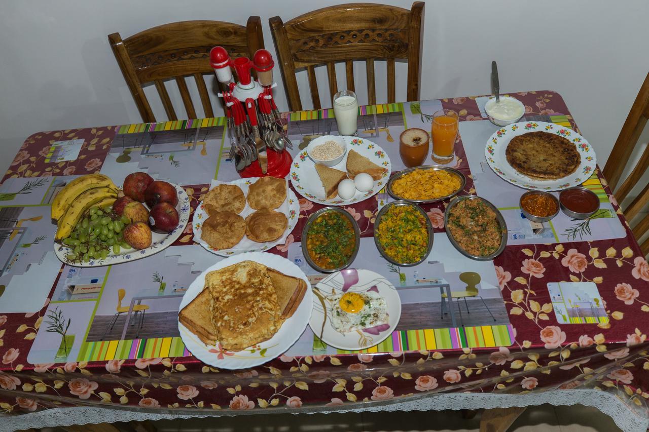 Acomodação com café da manhã  Aristo Room, - Near Kokilaben Dhirubai Ambani Hospital For Family Only, *