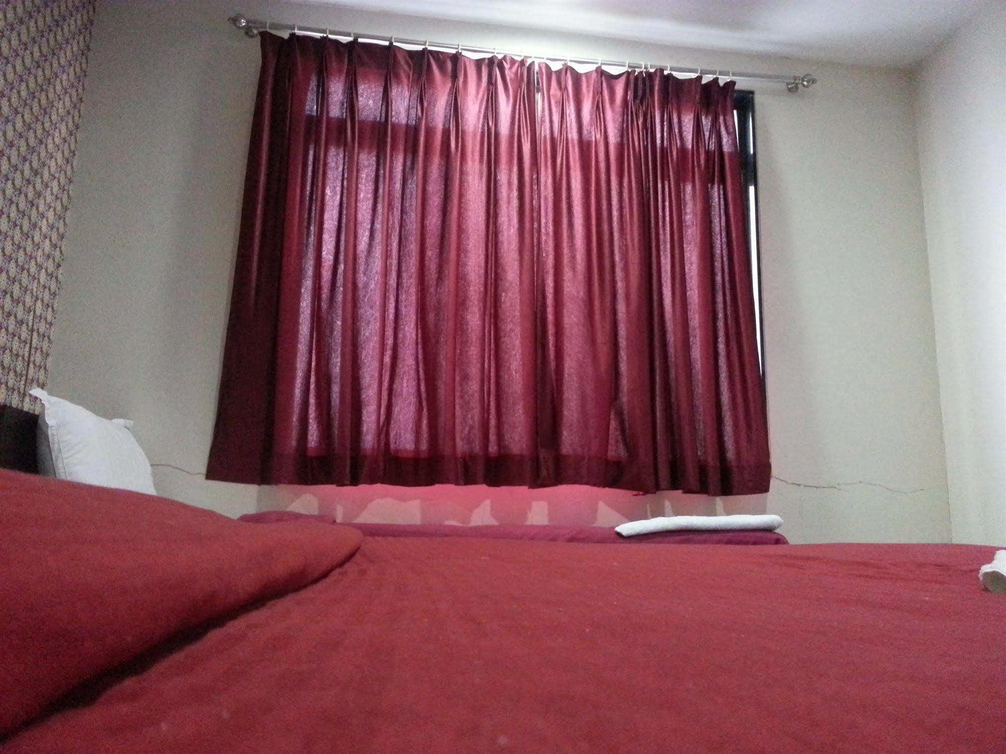 Skyway Apartment *