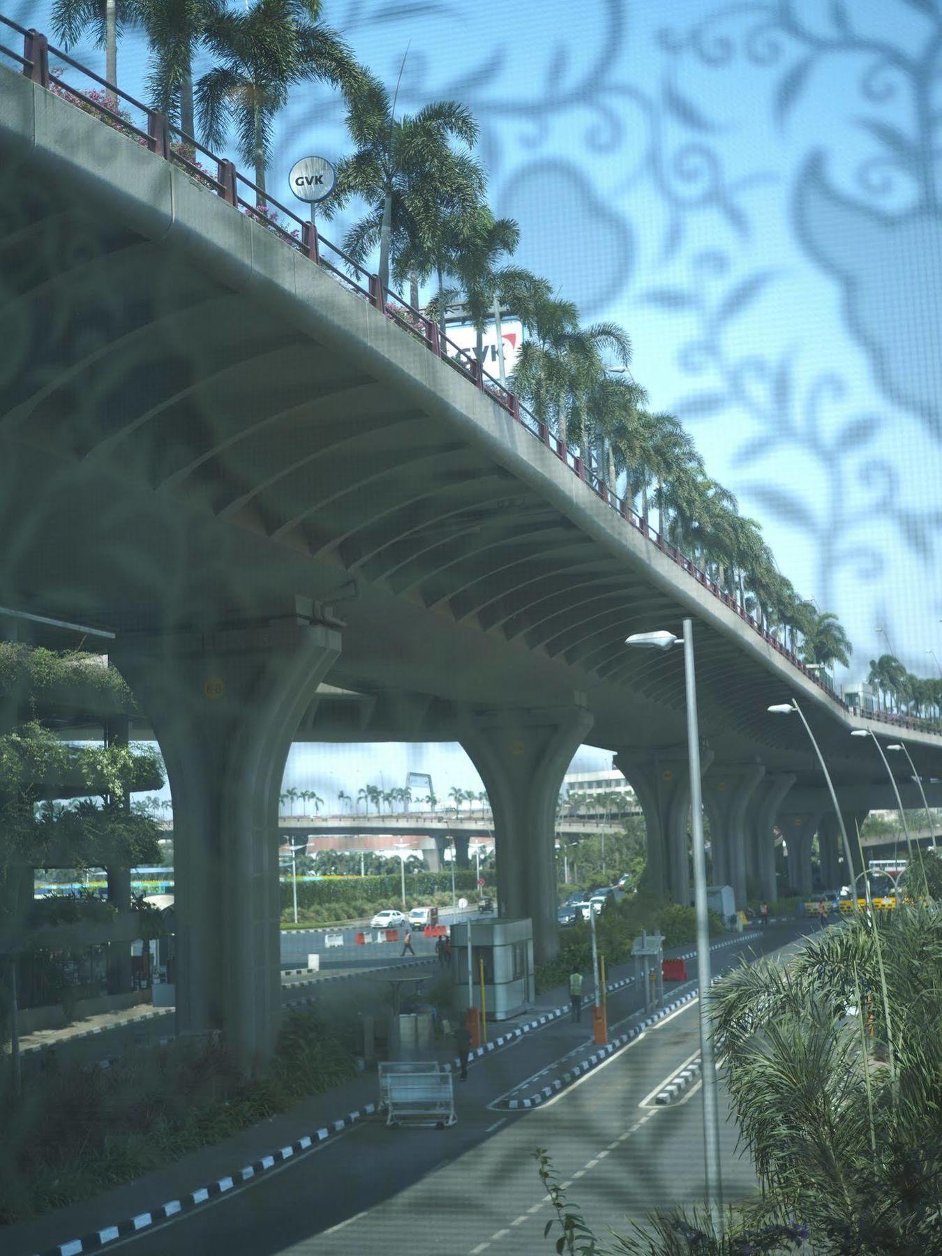 Niranta Transit Airport - At Arrivals Bombaim