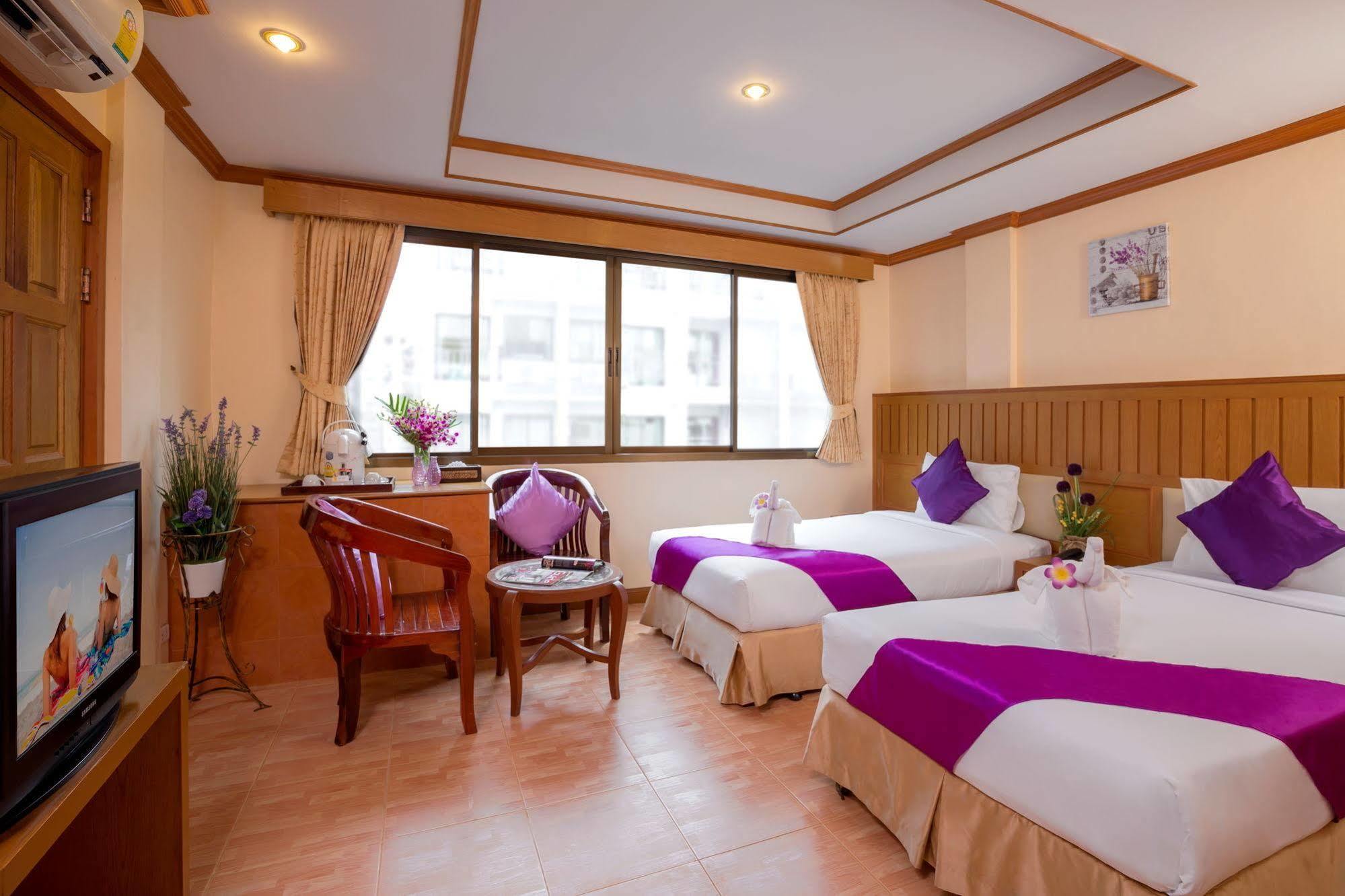 Fariyas , Colaba 4*