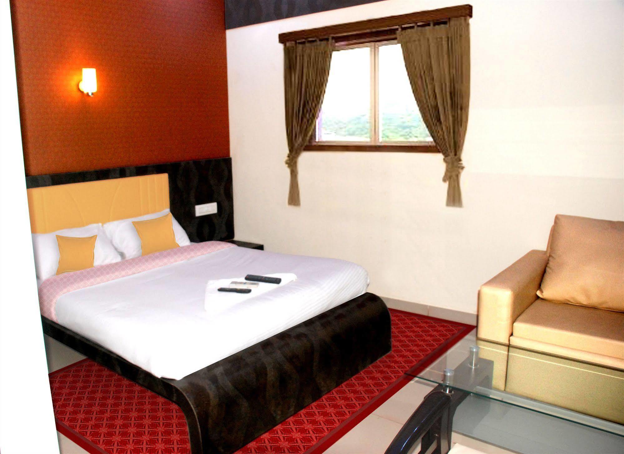 Hotel Fabexpress Adore - Nr International Airport