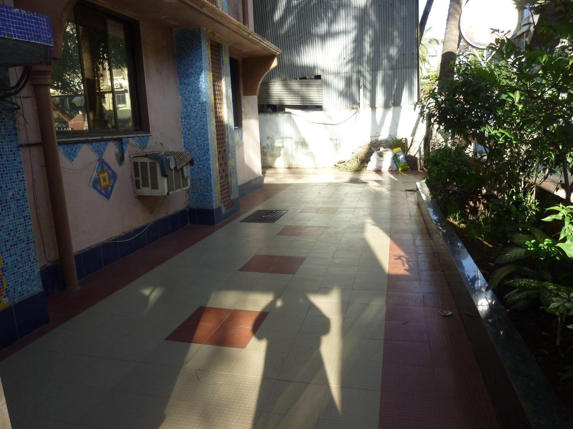Hotel Fabexpress Satellite