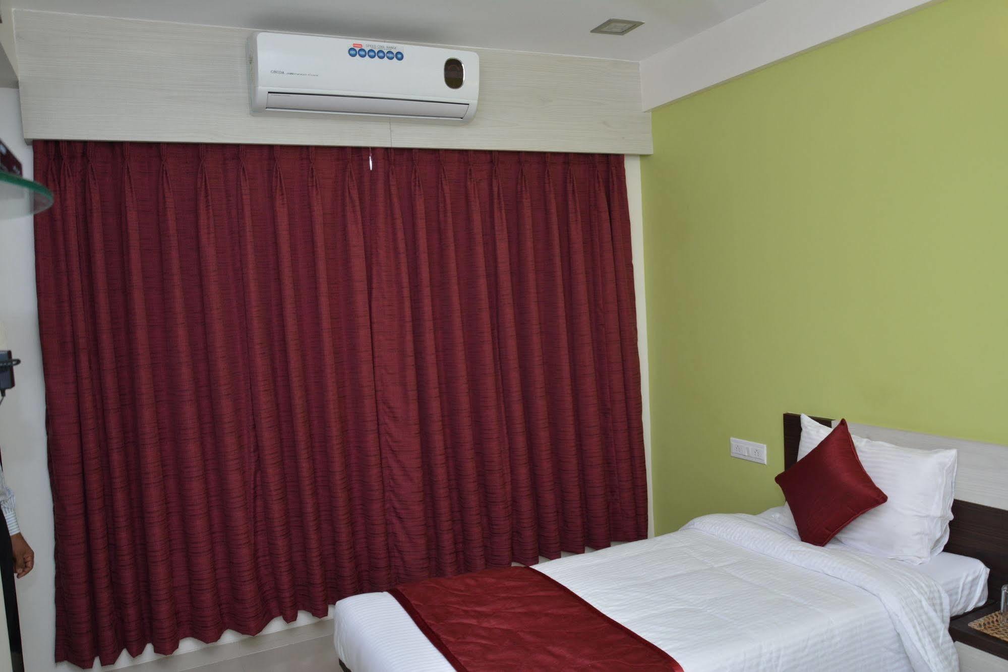 Hotel Nishita Residency 3*