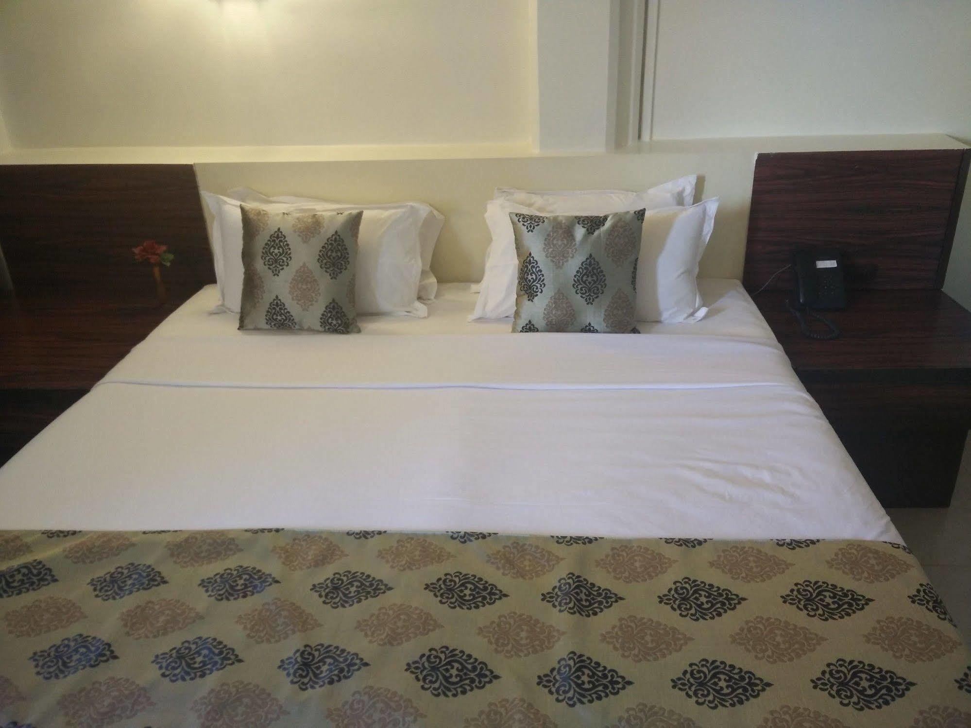 Hotel, Colaba 2*