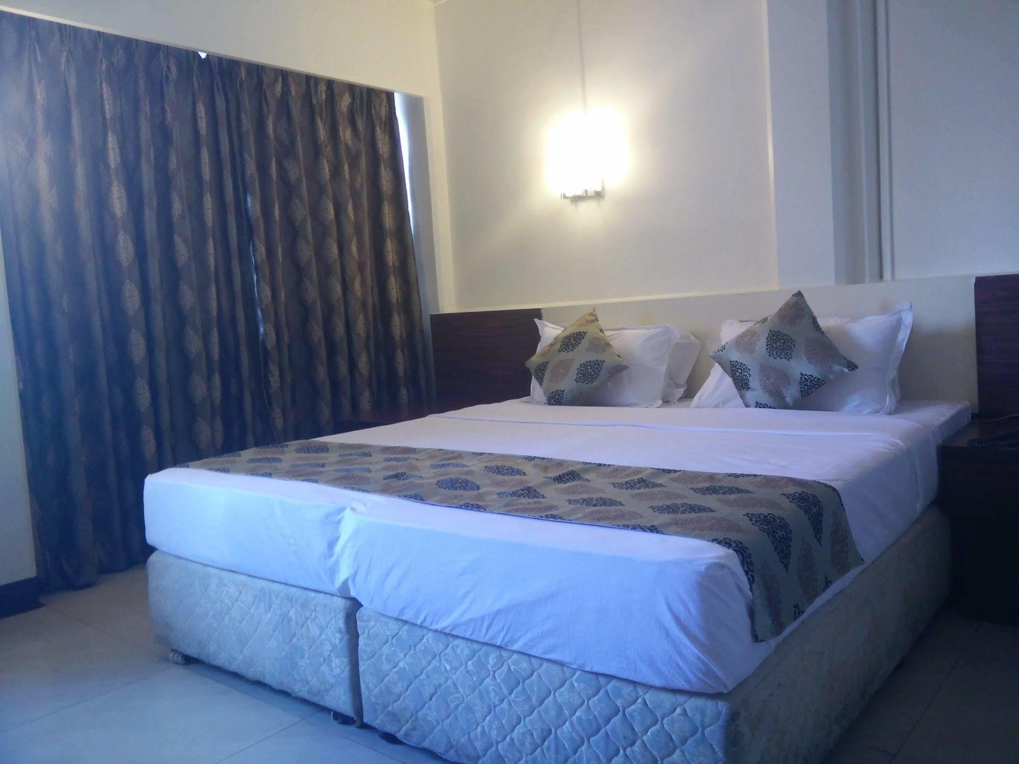 Hotel, Colaba Hotel 2*