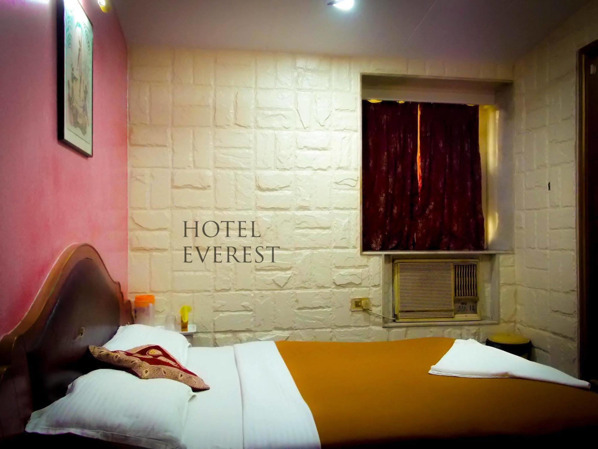 Everest Hotel *