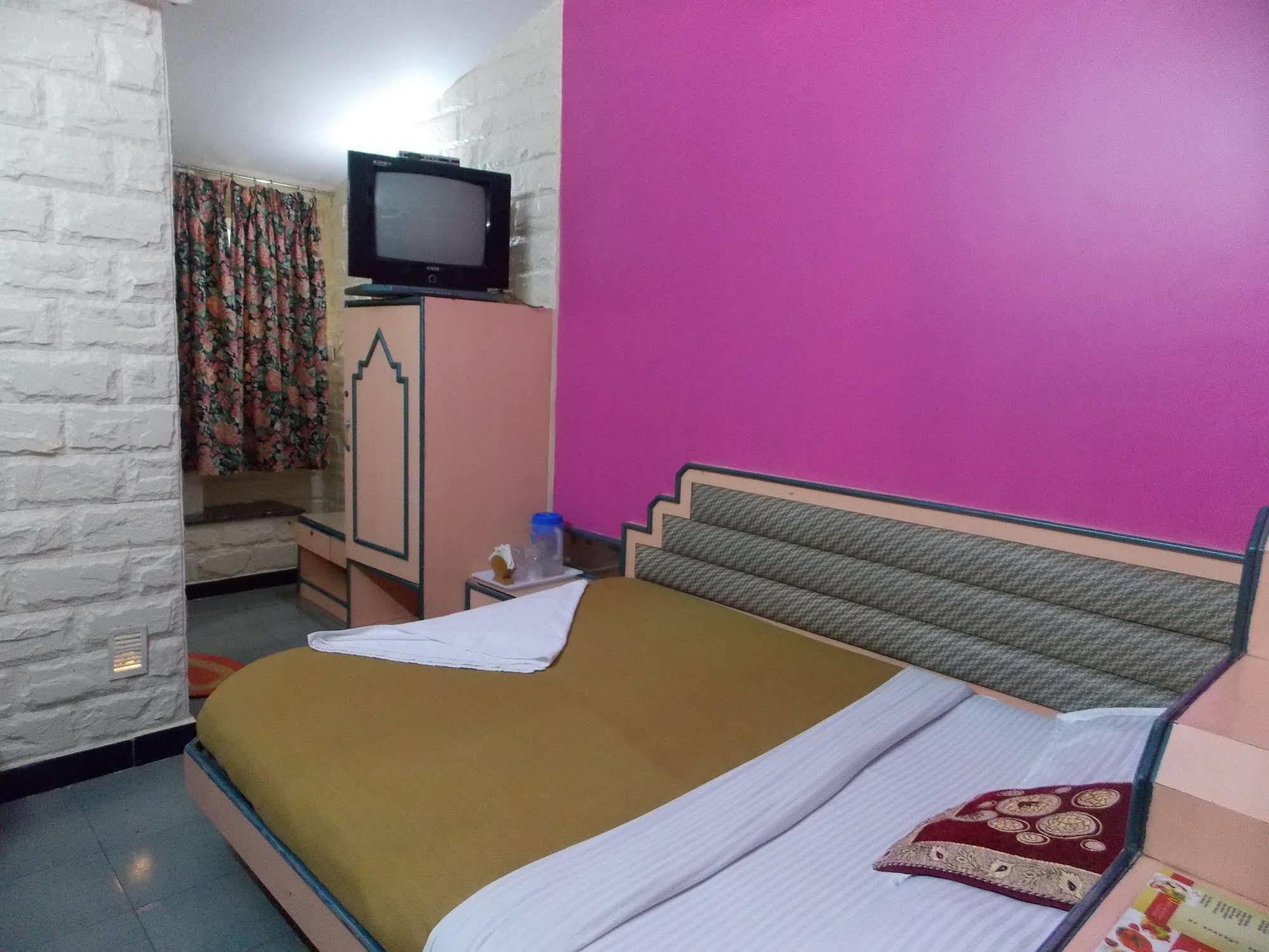 Everest Hotel