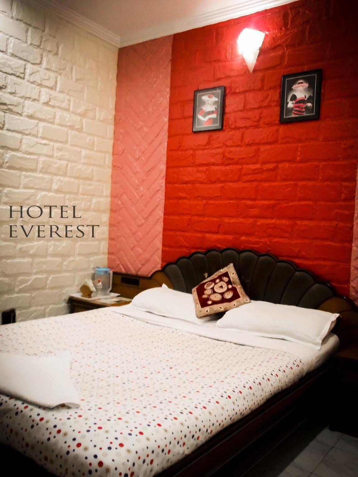 Everest Hotel *