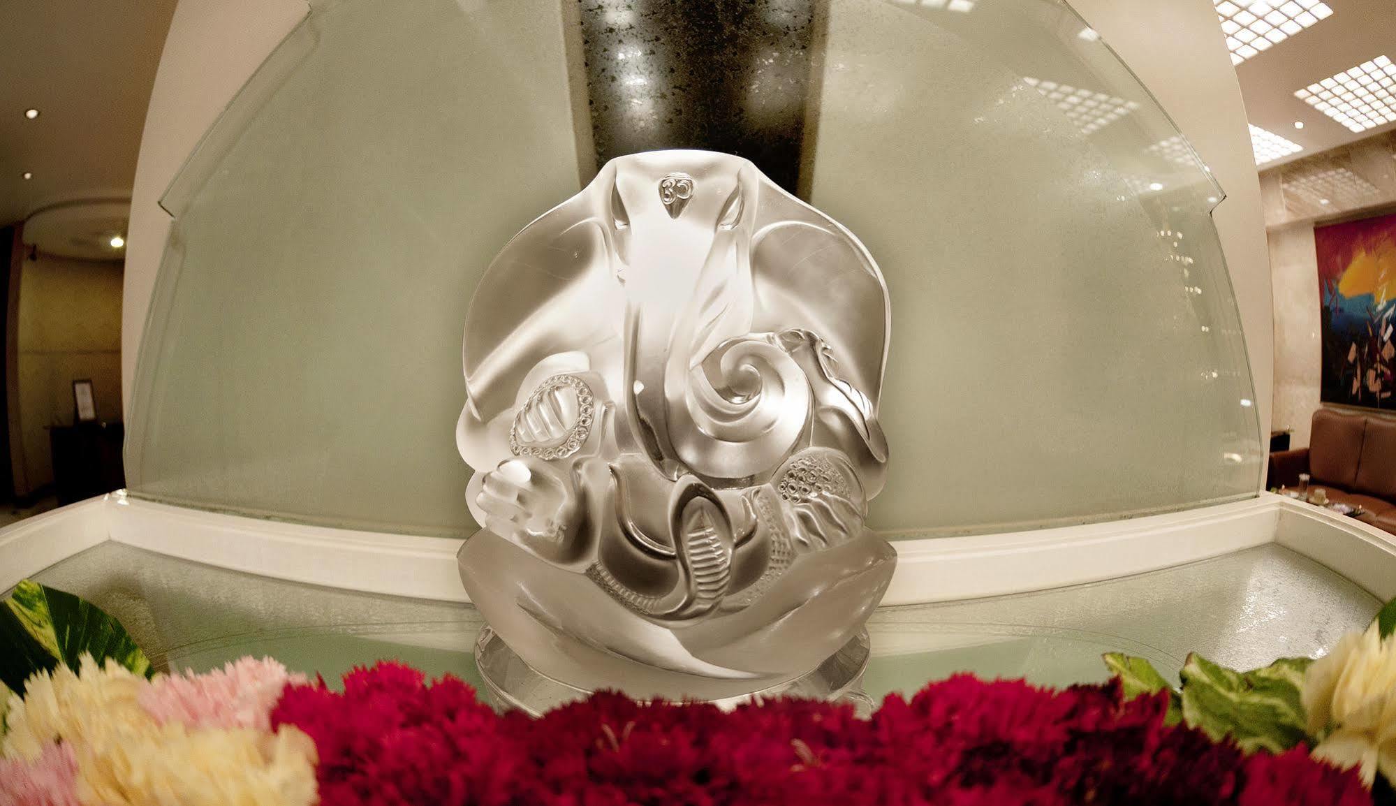 Hotel Kohinoor Continental, Airport