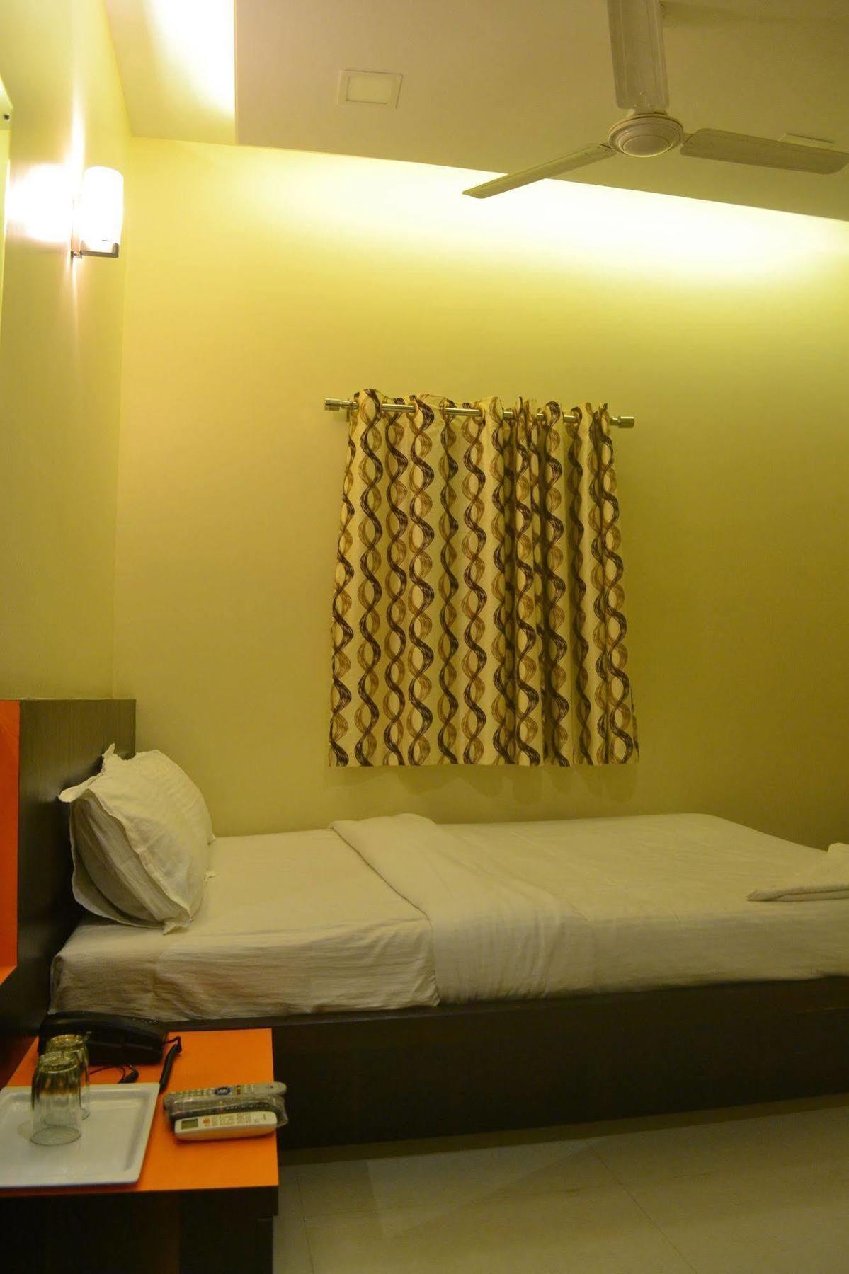 Hotel Collection O Airport Metro Andheri East Mumbai