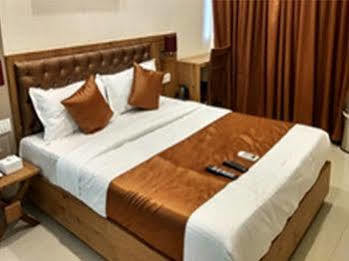 Grandeur-near International Airport Hotel