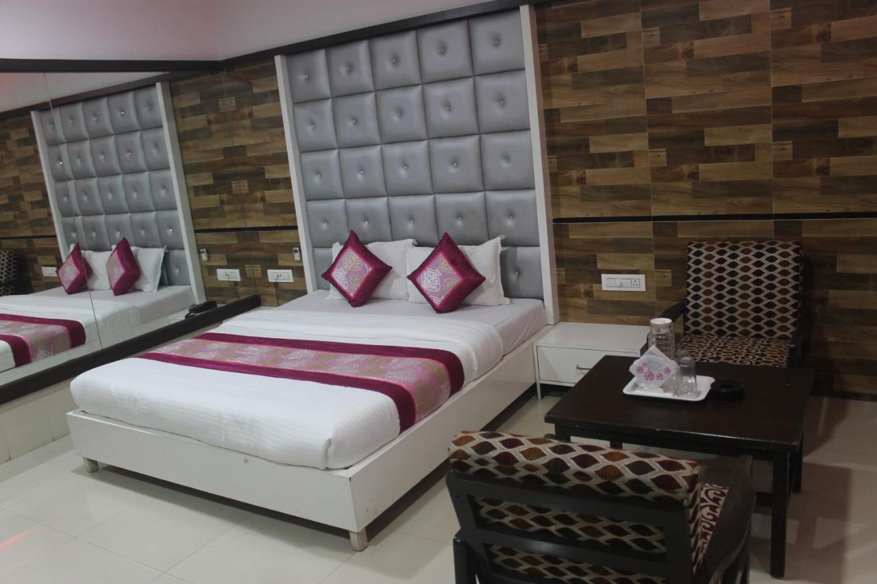Celeste, Colaba 2*