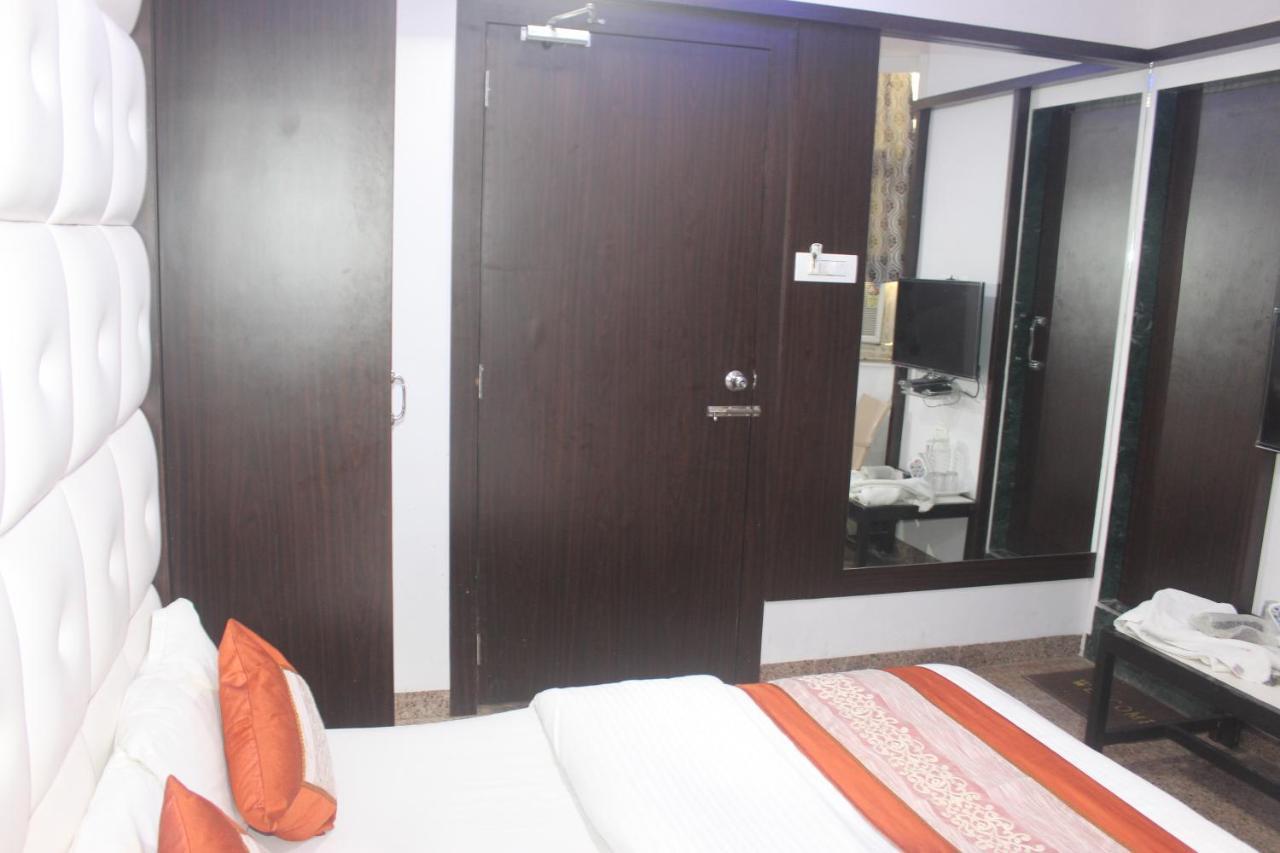 Celeste, Colaba