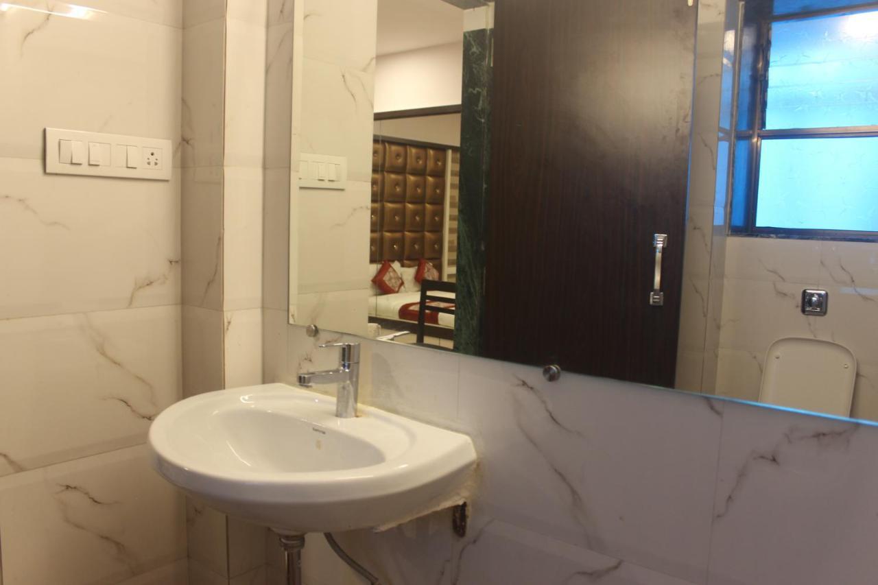 Celeste, Colaba 2*