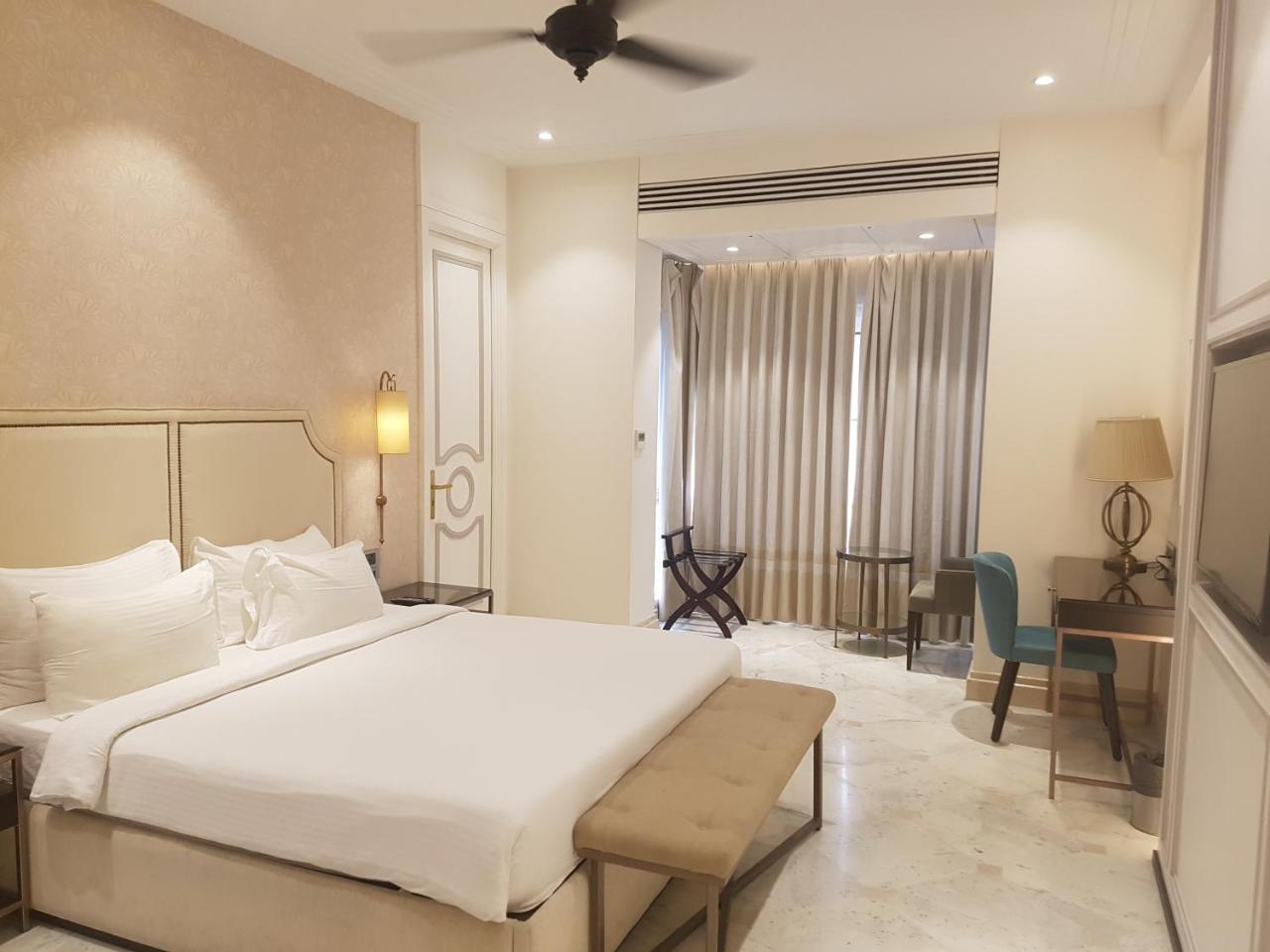 Harbour View Colaba Hotel