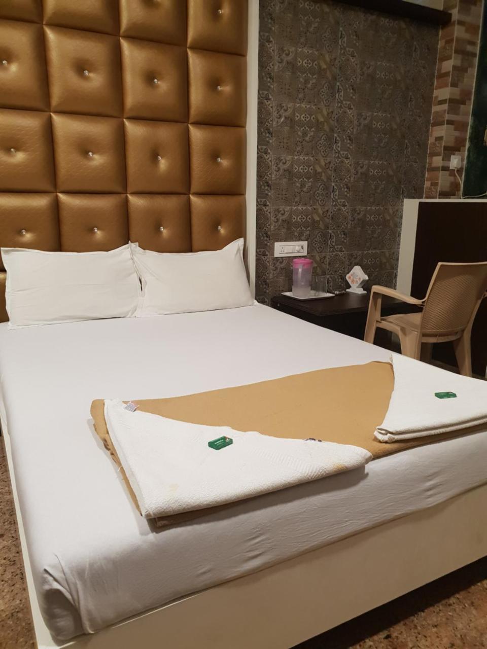 Celeste, Colaba 2*