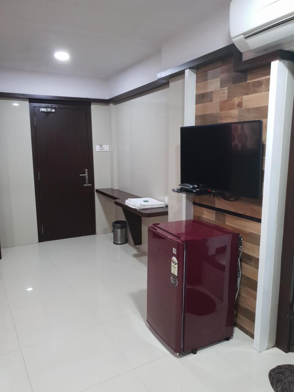 Celeste, Colaba 2*