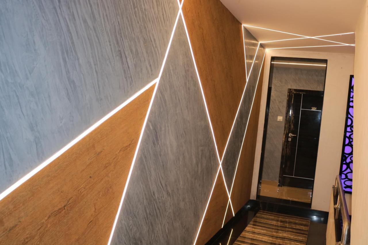 Modern Hotel Bombaim