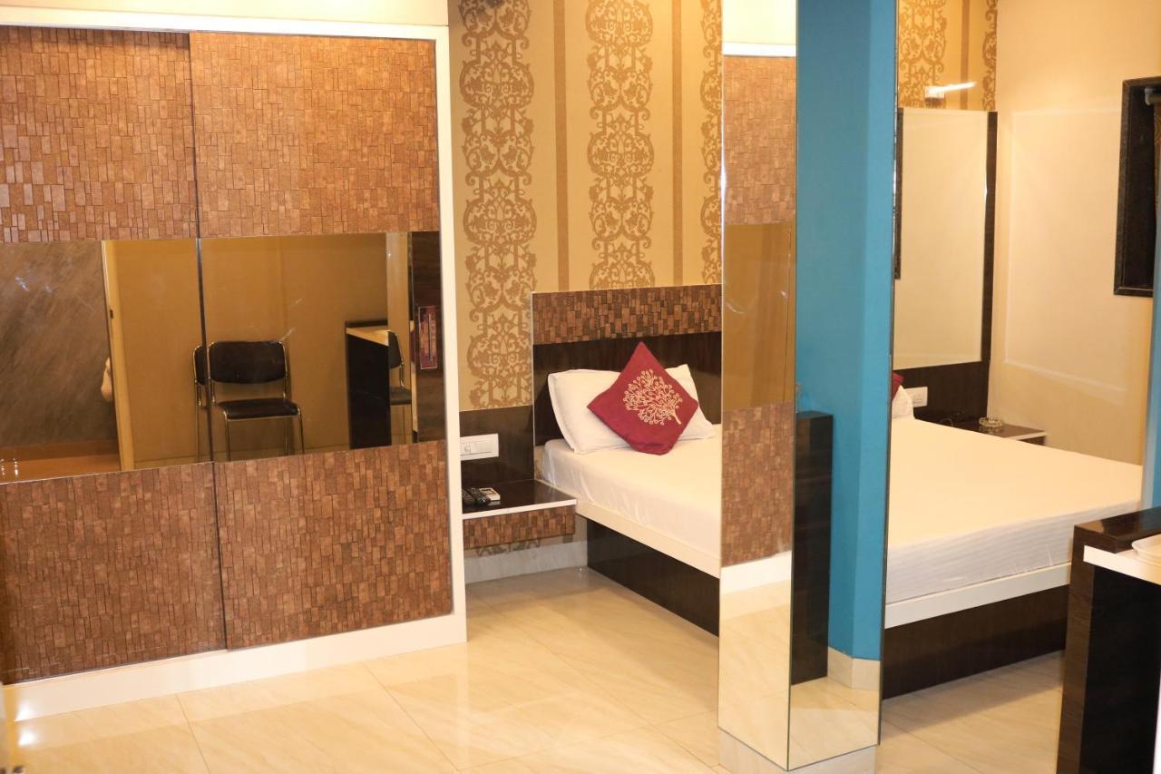 Modern Hotel Bombaim