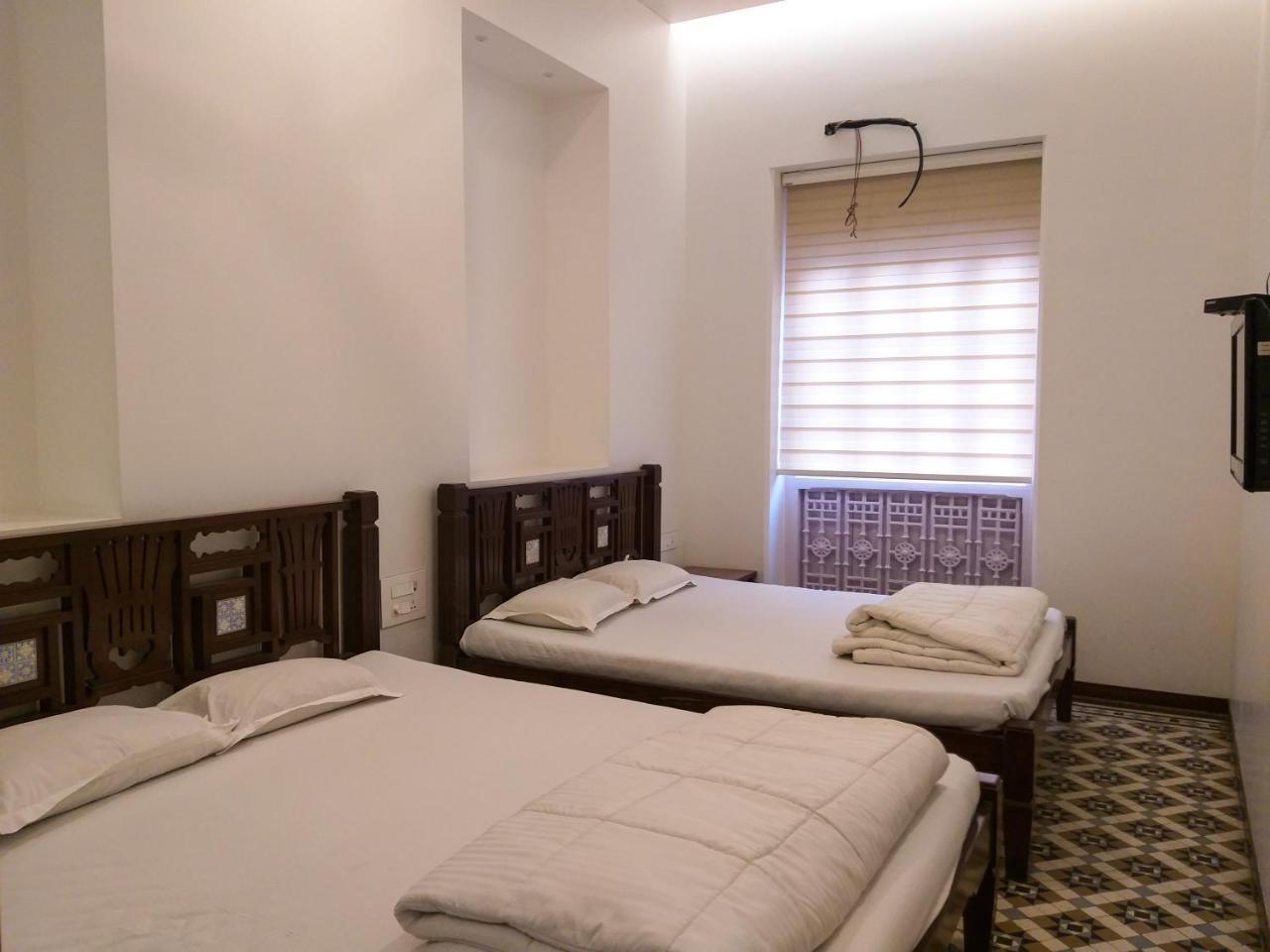 Carlton - Behind Taj Mahal Palace Colaba 2*