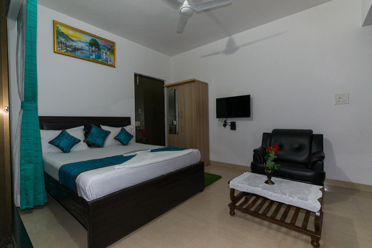 Acomodação com café da manhã  Aristo Room, - Near Kokilaben Dhirubai Ambani Hospital For Family Only, *