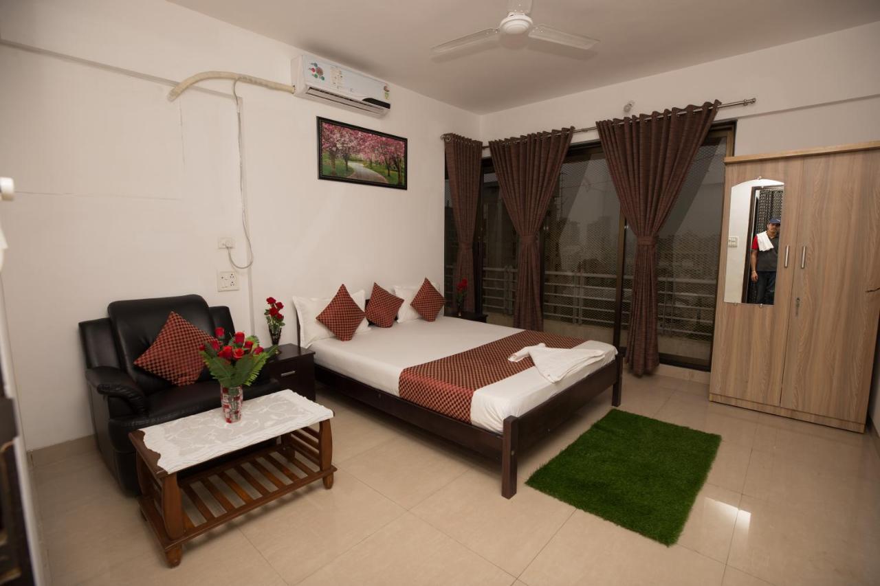 Acomodação com café da manhã  Aristo Room, - Near Kokilaben Dhirubai Ambani Hospital For Family Only, *