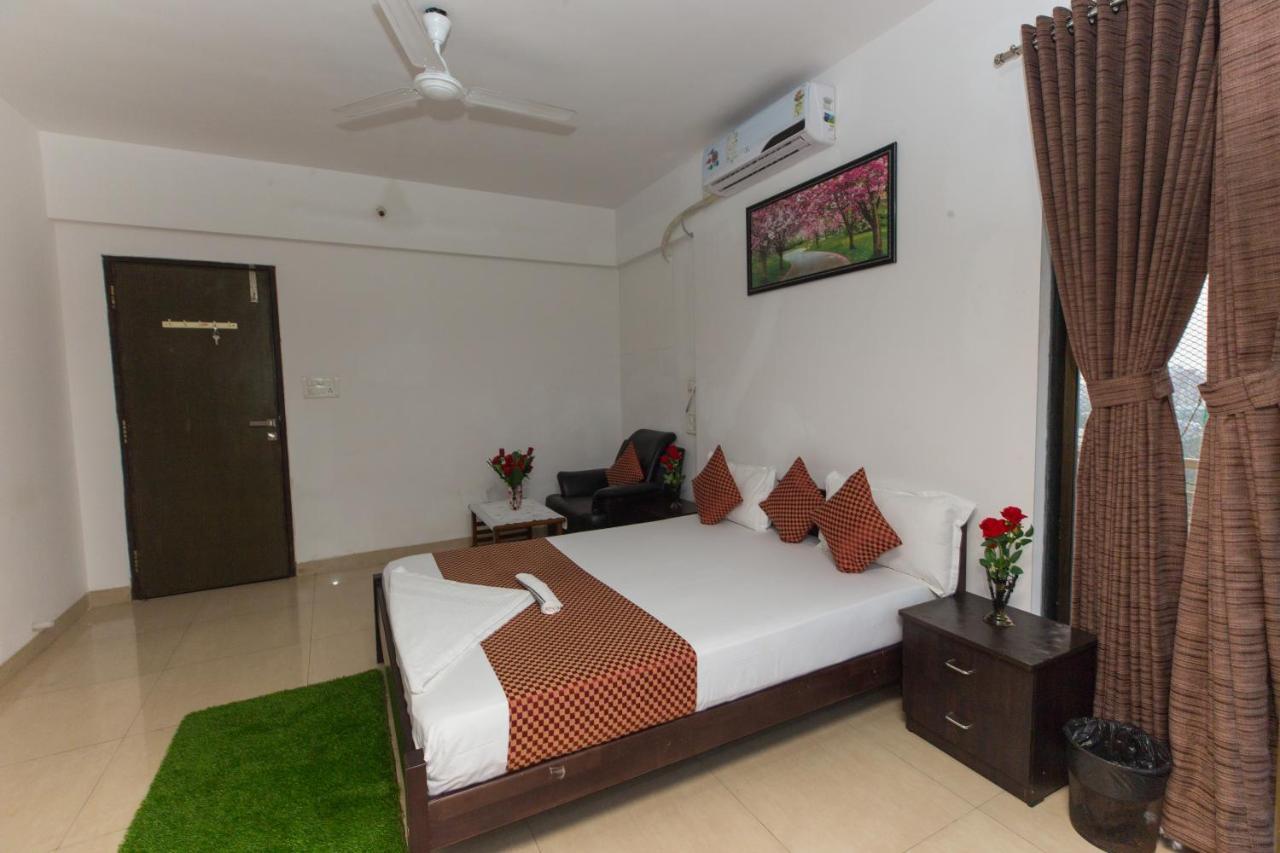 Acomodação com café da manhã  Aristo Room, - Near Kokilaben Dhirubai Ambani Hospital For Family Only, Mumbai