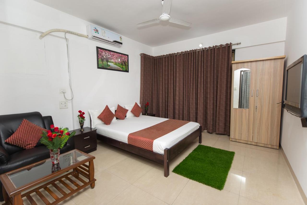 Aristo Room, - Near Kokilaben Dhirubai Ambani Hospital For Family Only, Bed & Breakfast Mumbai