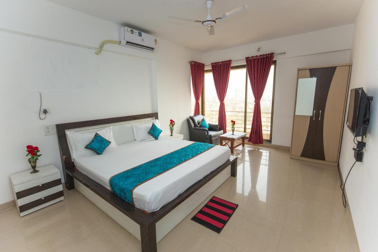 Acomodação com café da manhã  Aristo Room, - Near Kokilaben Dhirubai Ambani Hospital For Family Only,