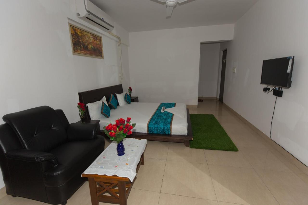 Aristo Room, - Near Kokilaben Dhirubai Ambani Hospital For Family Only, Acomodação com café da manhã 