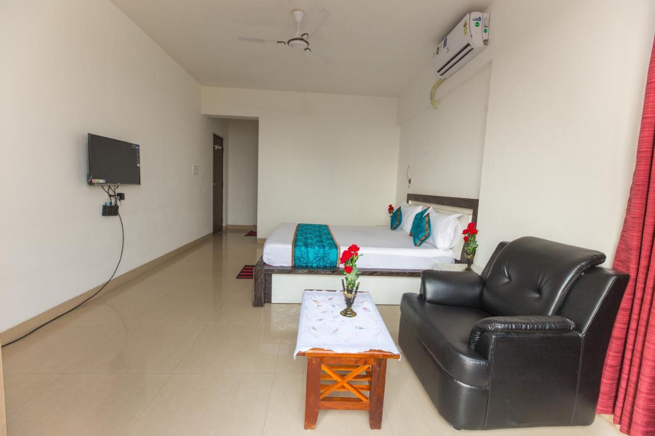 Acomodação com café da manhã  Aristo Room, - Near Kokilaben Dhirubai Ambani Hospital For Family Only,