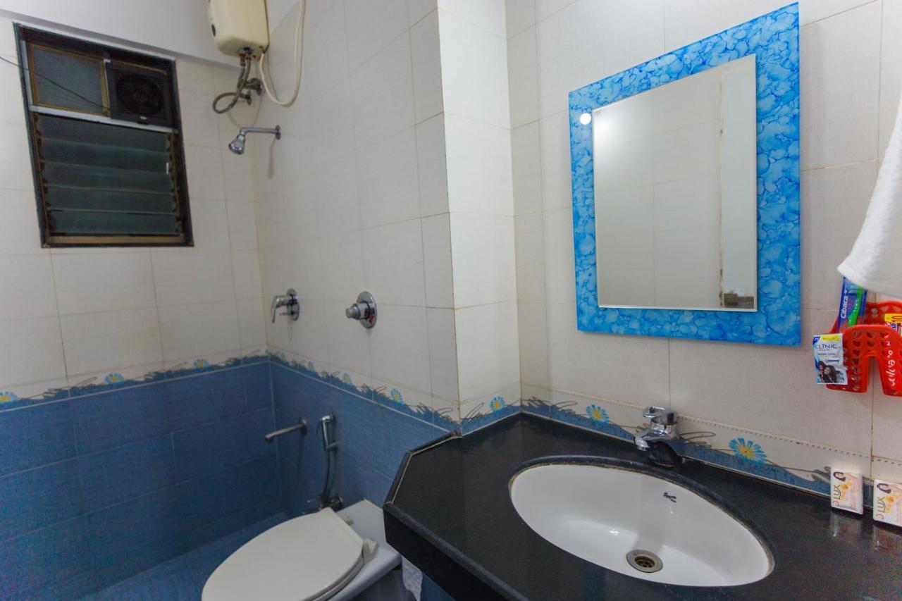 Aristo Room, - Near Kokilaben Dhirubai Ambani Hospital For Family Only, Bed & Breakfast