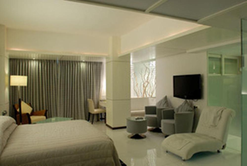 Peninsula Grand Hotel 4*