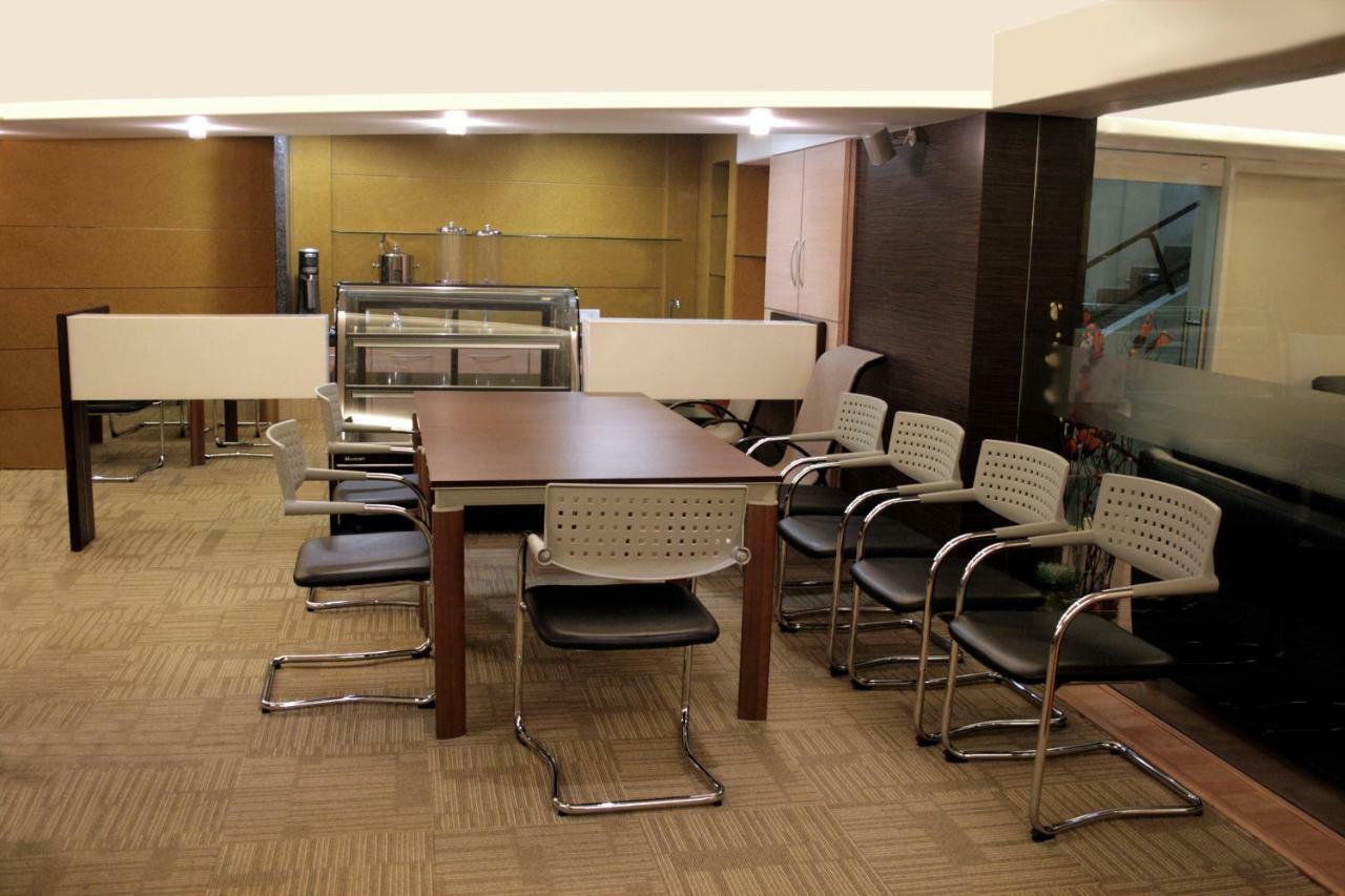 Hr Residency Hotel 4*
