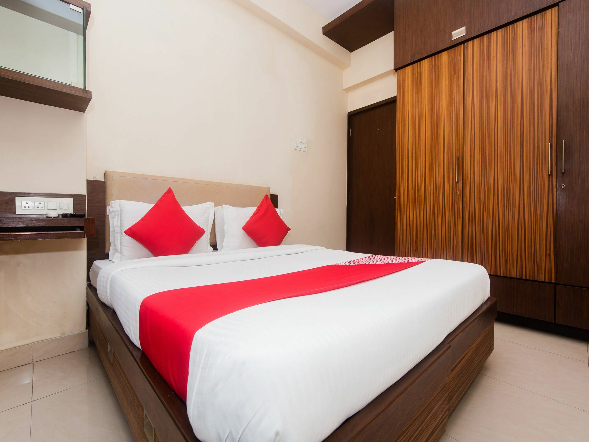 Oyo 20015 Silverkey Bandra East Bkc Bandra Hotel