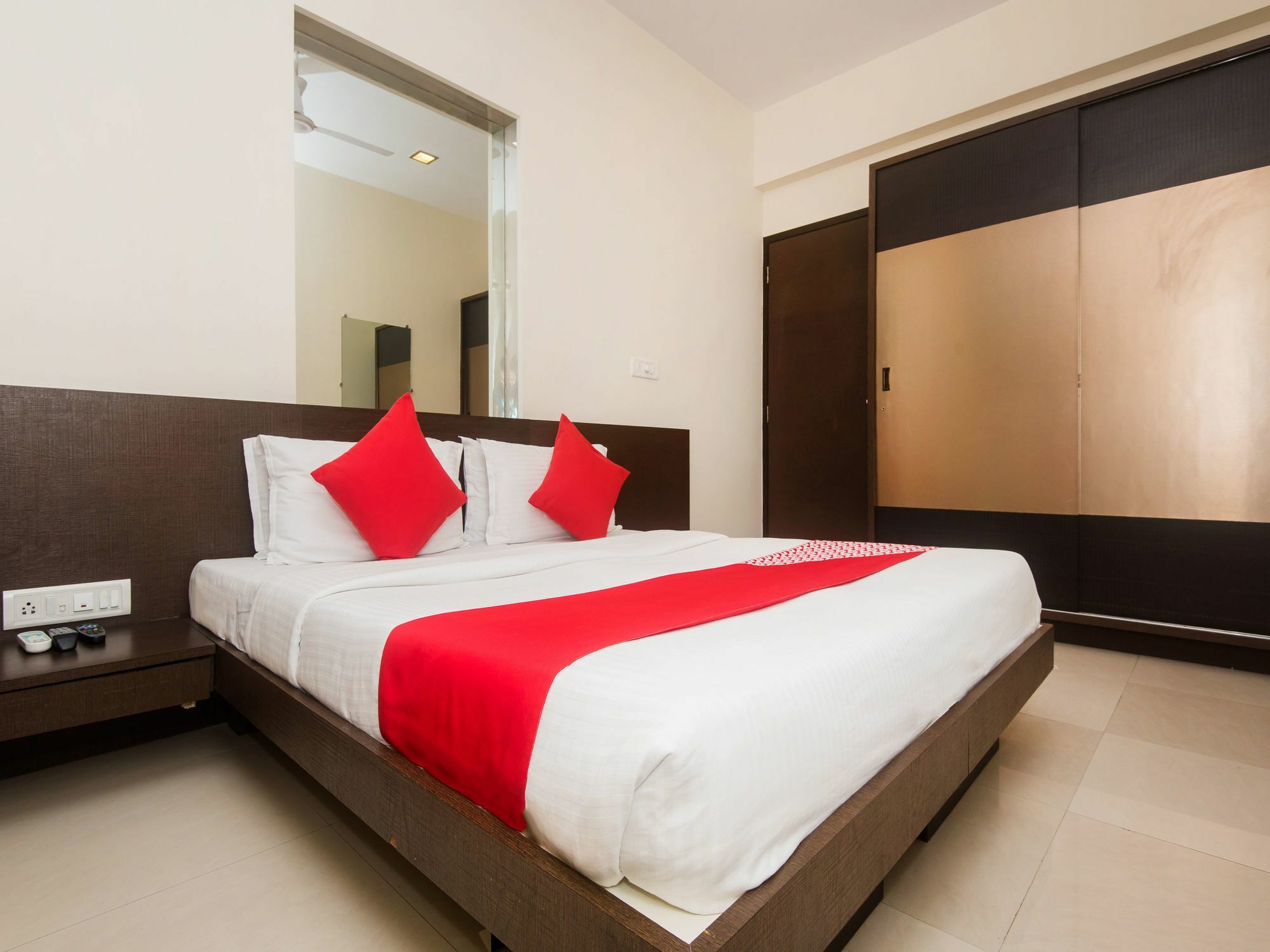 Hotel Oyo 20015 Silverkey Bandra East Bkc Bandra 3*