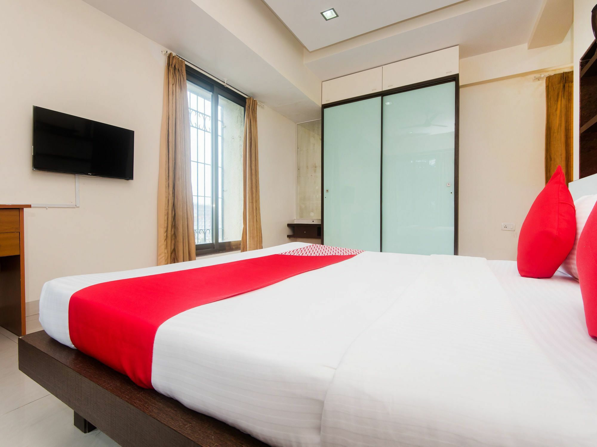 Oyo 20015 Silverkey Bandra East Bkc Bandra