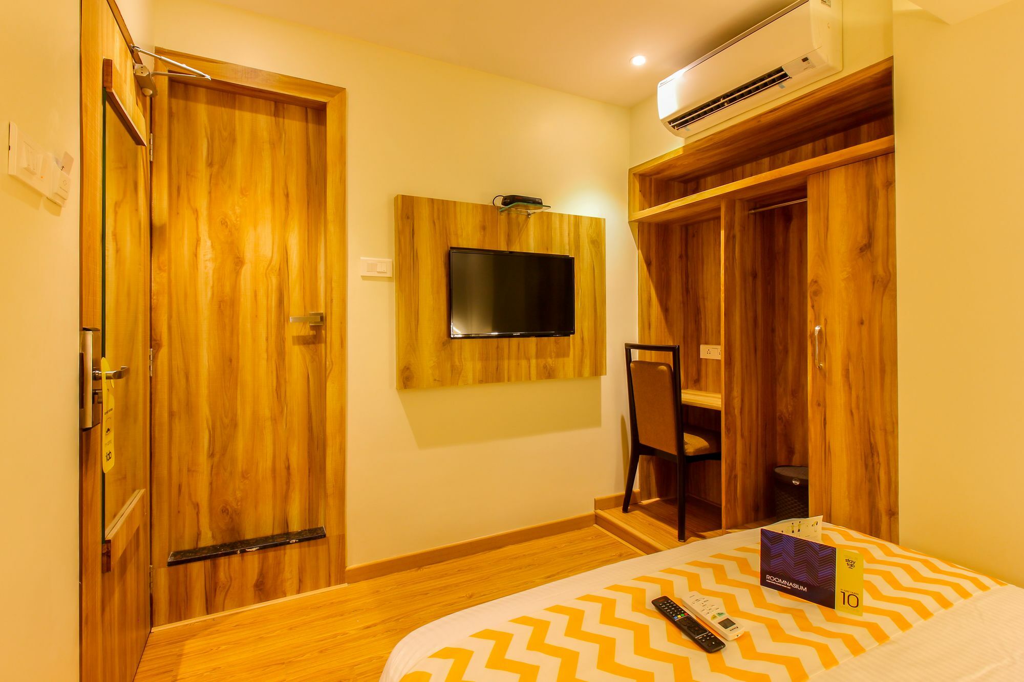 Fluorescent By Bizzgrow International Airport - Formerly Known As Byaris International Hotel 3*