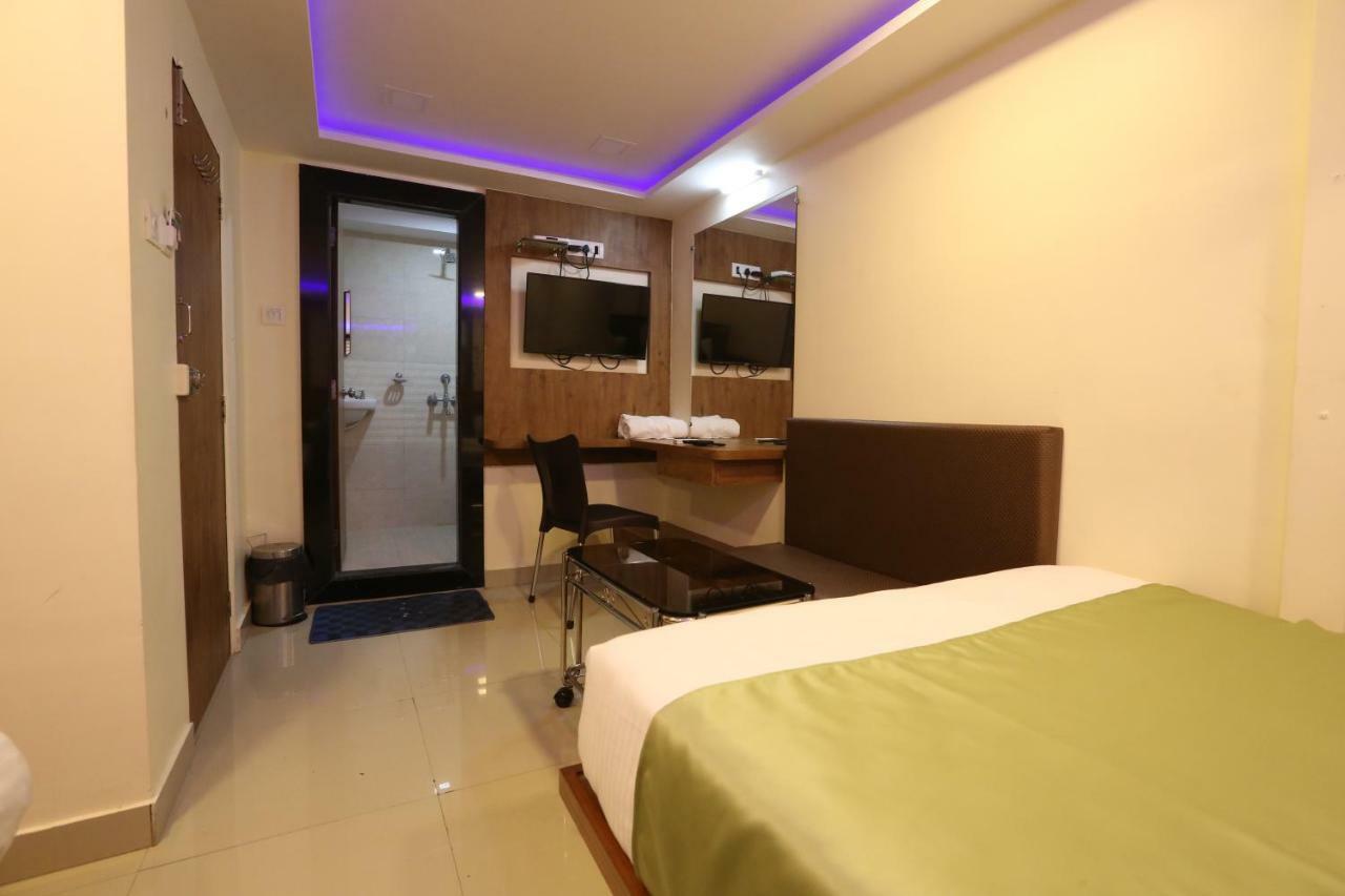 Happyland Hotel 3*