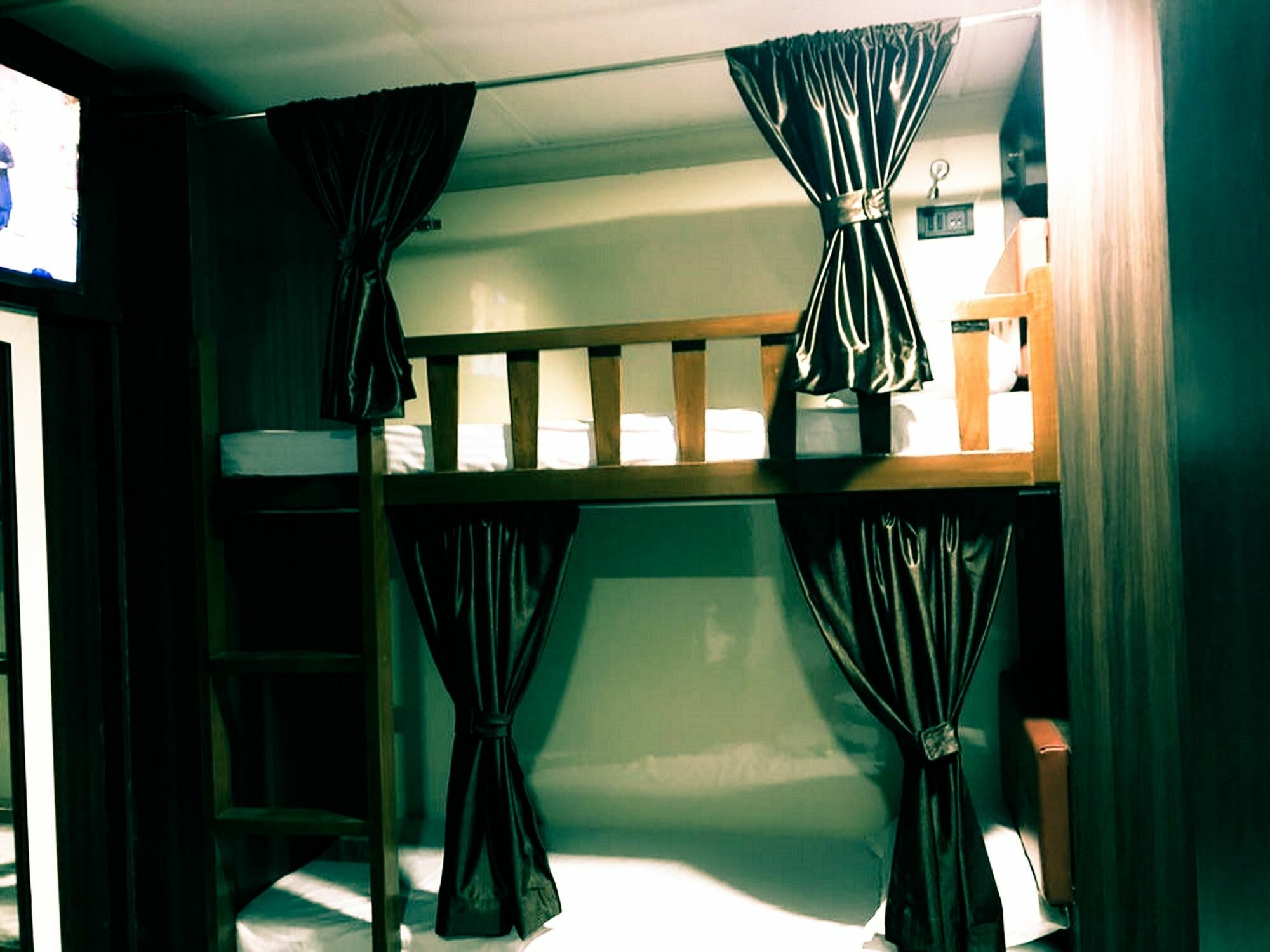 Ayat Asalpha Metro Hostel
