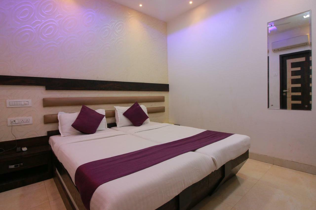 Modern Hotel Bombaim