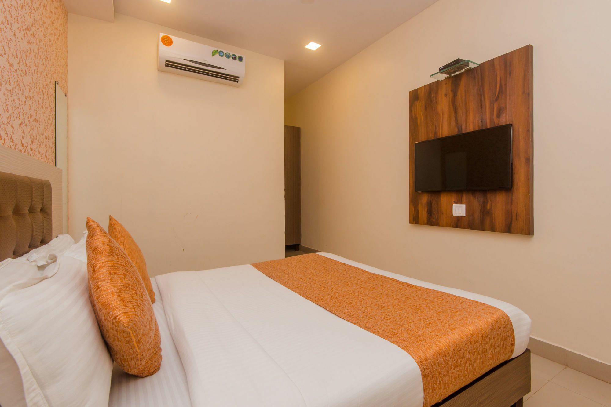 Hotel Oyo 8678 Golden Nest 2*
