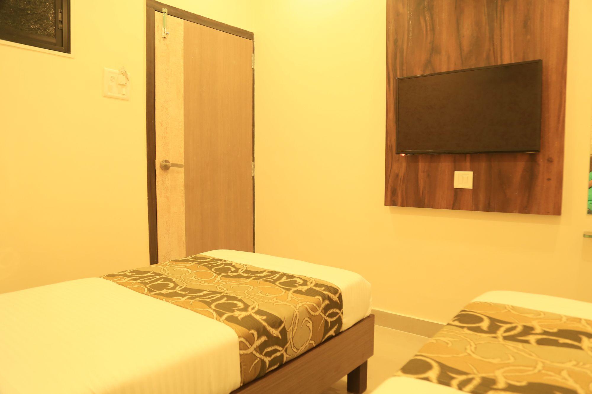 Hotel Oyo 8678 Golden Nest Mumbai