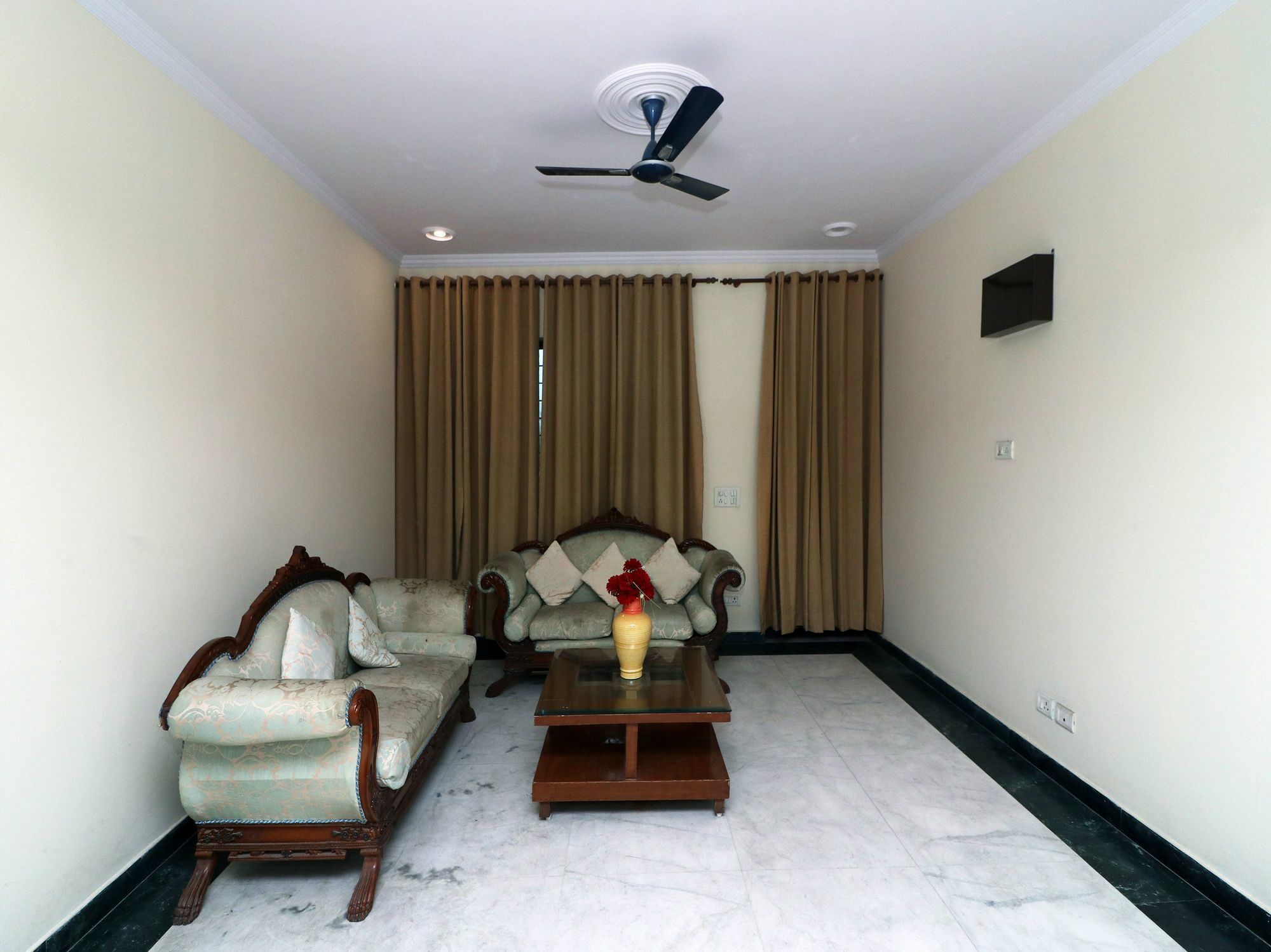 Oyo 4152 Annex Executive