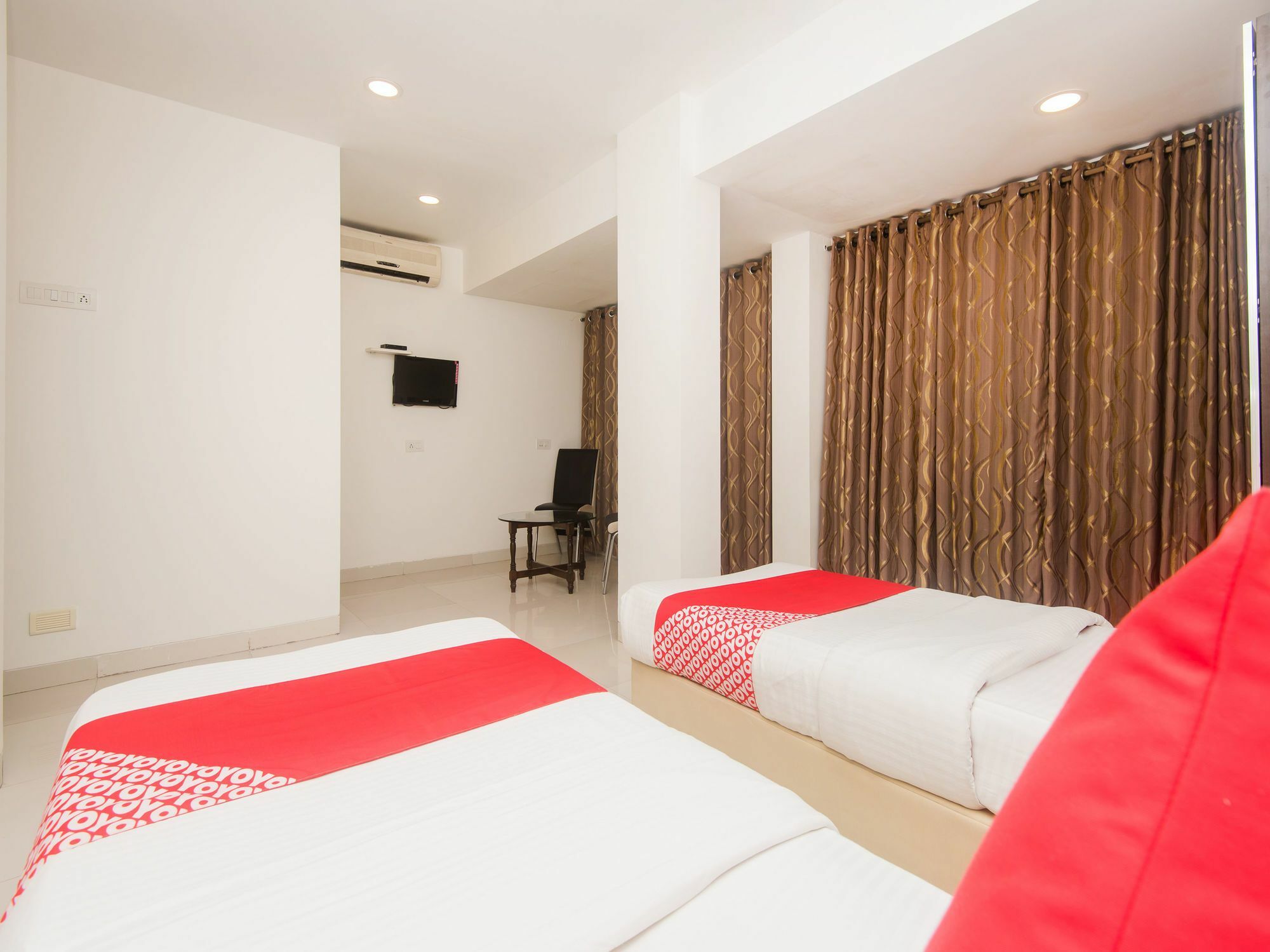 Hotel Oyo 16001 Gk Residency