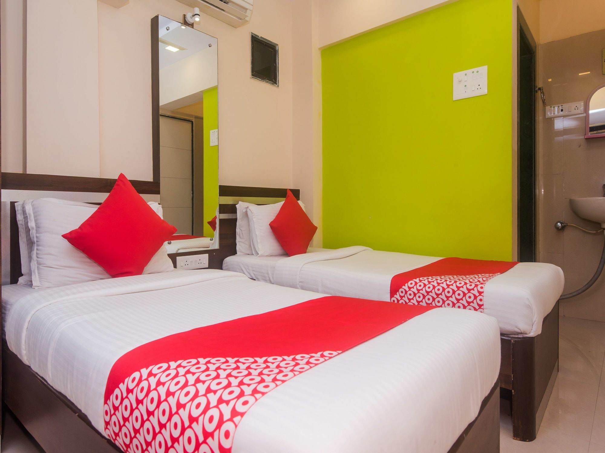 Oyo 1453 Daisy Residency Hotel 3*