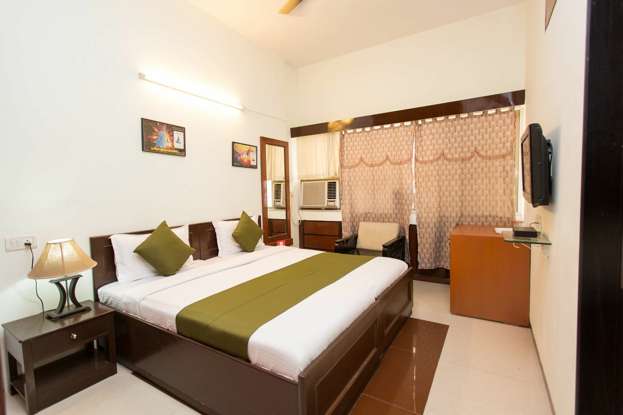 Oyo 8838 Bandra East 2*
