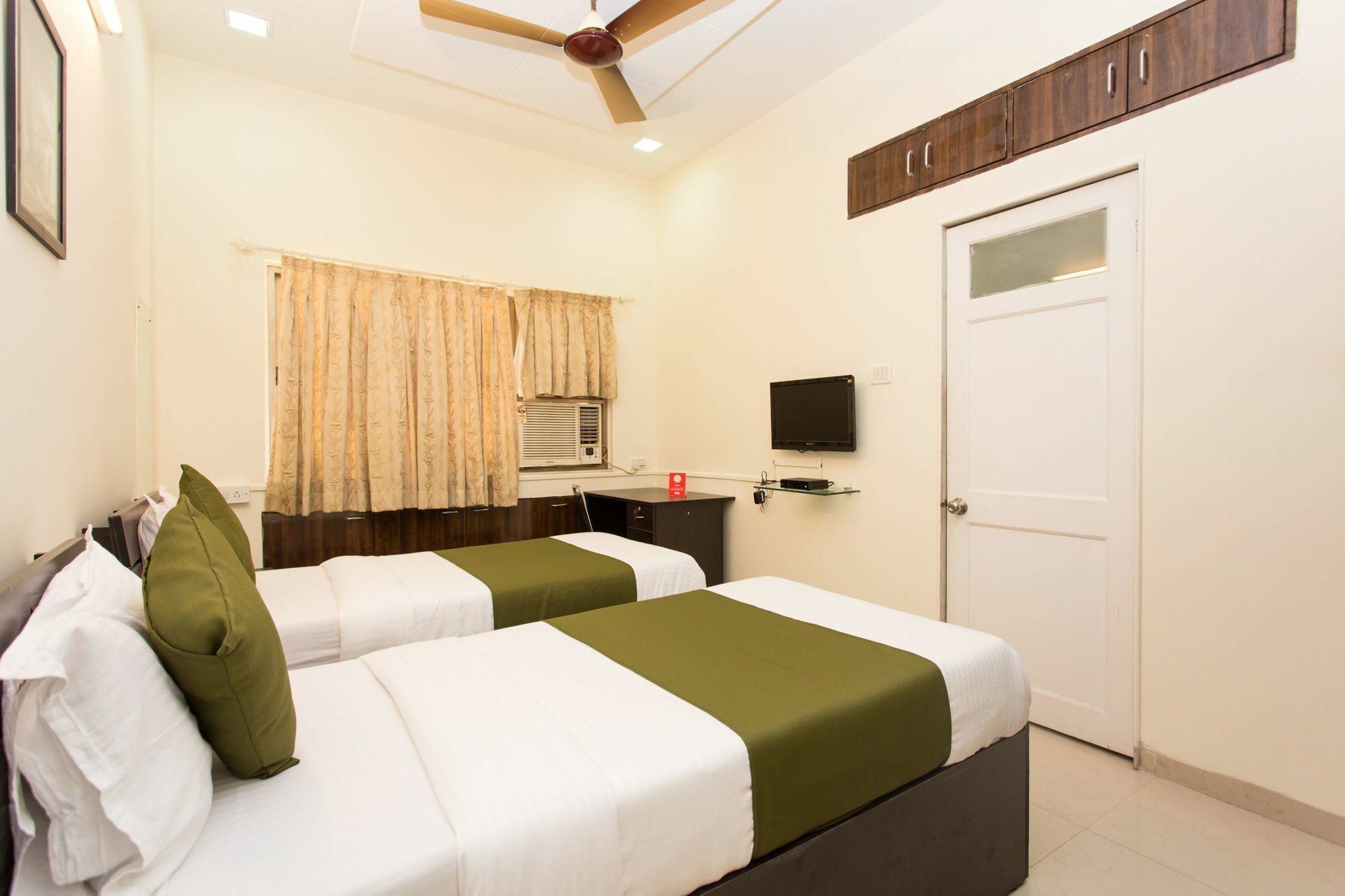 Oyo 8838 Bandra East Hotel 2*