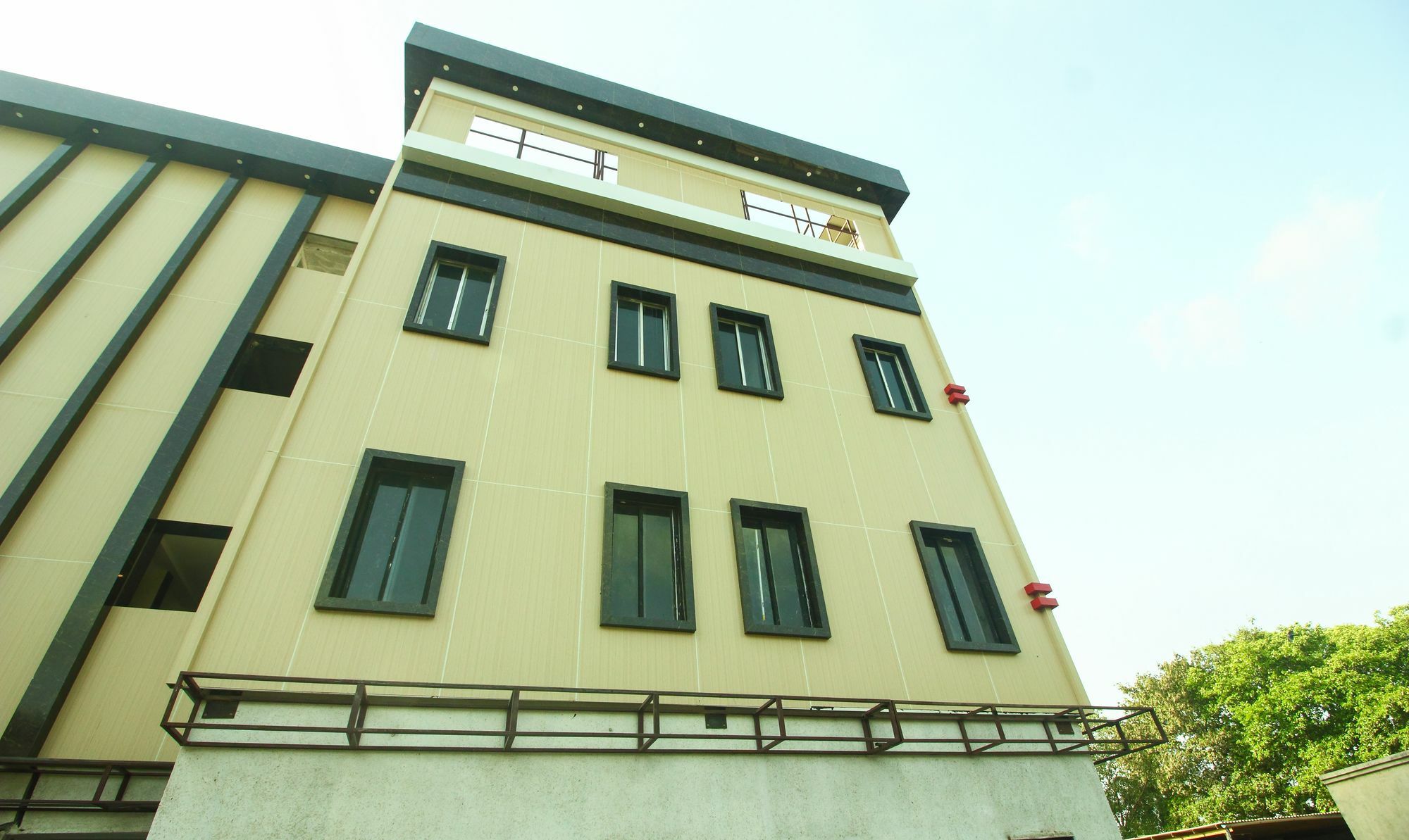 Hotel Treebo Phoenix International 3*